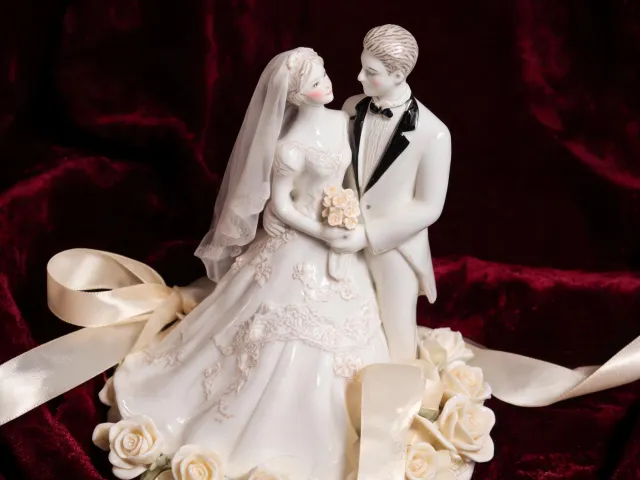Wedding porcelain couple figurine