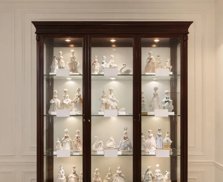Collector cabinet with porcelain figurines